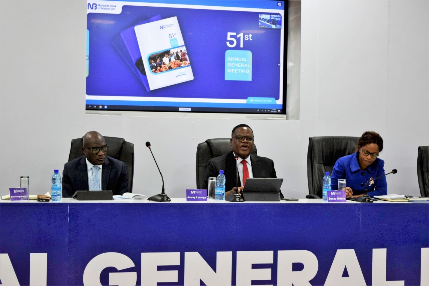 Lipunga (middle) addressing shareholders 